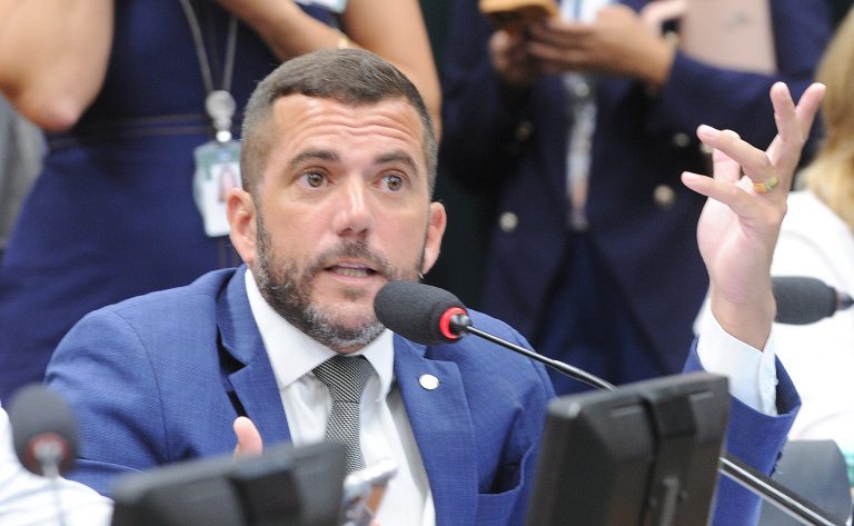 Projeto proíbe cobrança de taxa mínima múltipla em condomínios sem medidor individual