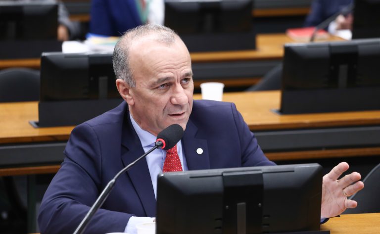 Projeto proíbe menores de 18 anos como sócios de empresas para combater fraudes