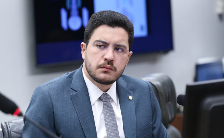 Projeto que amplia proteção digital de crianças e adolescentes ganha apoio de deputados e especialistas