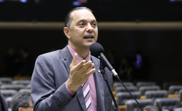 Projeto que garante material didático adaptado para estudantes autistas avança na Câmara