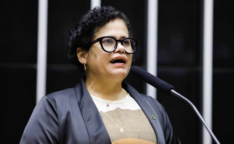 Projeto vincula cota de candidatas femininas à proporção de mulheres na população