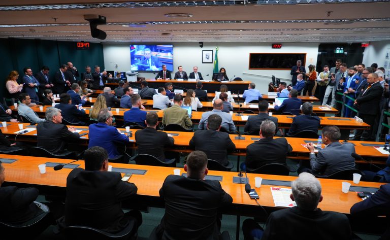 Proposta do governo para acabar com aulas obrigatórias de direção pode reduzir custos da CNH, mas preocupa especialistas