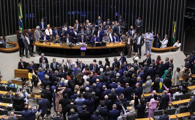 PT, PSB e Psol pedem suspensão de cinco deputados da oposição por protestos na Câmara