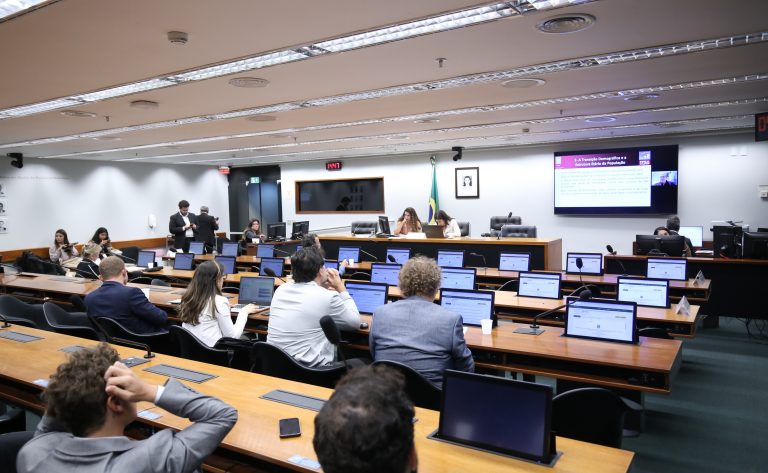 Queda demográfica deve gerar mais investimento por aluno na educação básica, defendem especialistas