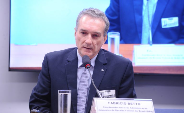 Receita Federal vai usar IA para barrar produtos ilegais em compras no exterior