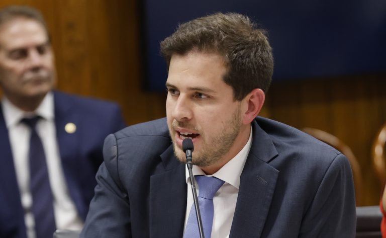 Relator propõe ampliar licença-paternidade para 60 dias com pagamento pelo INSS