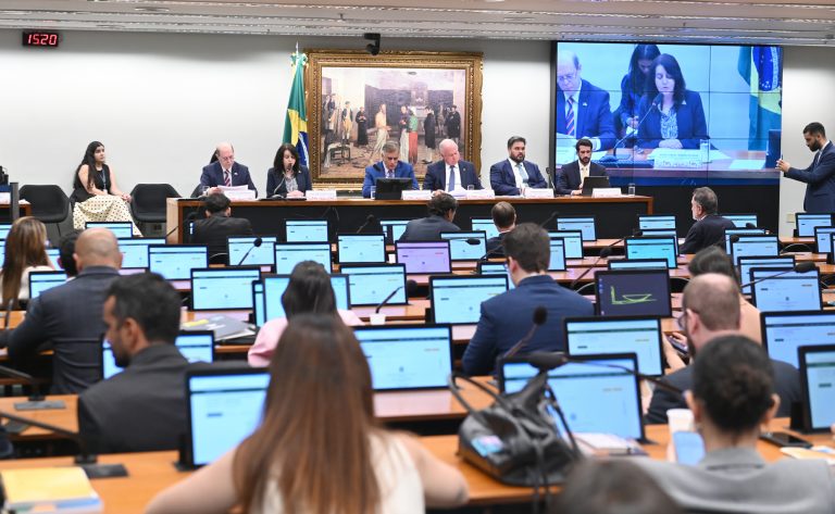 Setor produtivo defende negociação coletiva contra fim da escala 6x1