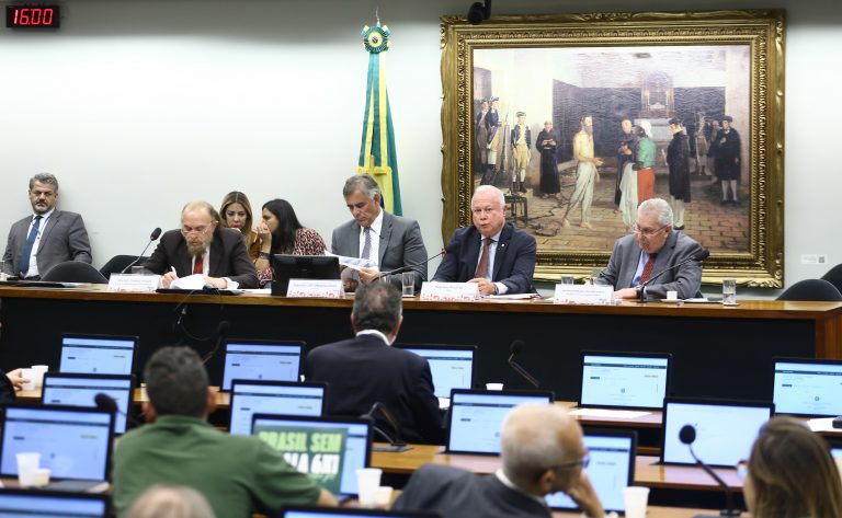 Sindicatos defendem redução da jornada para 40h semanais na CCJ da Câmara