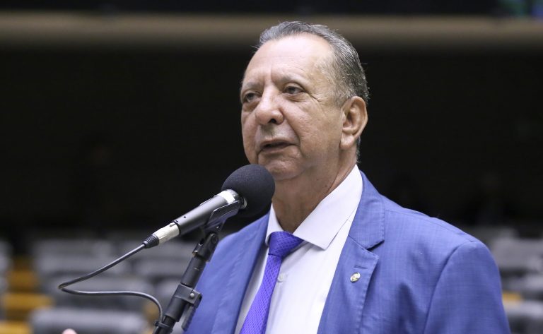 SUS será obrigado a realizar implantes dentários conforme projeto aprovado pela Comissão de Saúde