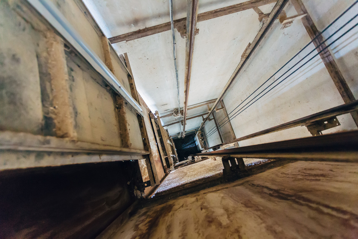TST aumenta indenização para R$ 80 mil por morte de trabalhador em elevador