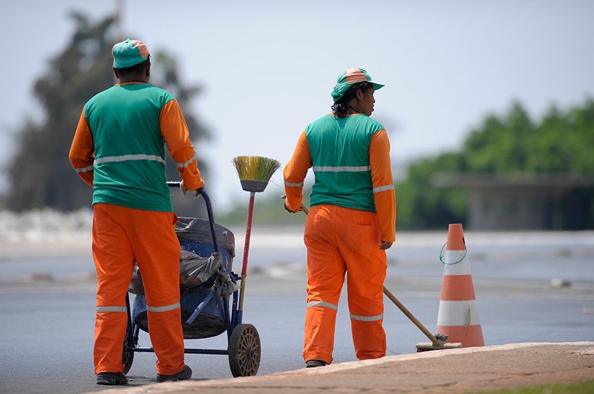 TST condena empresa por falta de banheiro e refeitório para gari em Goiânia