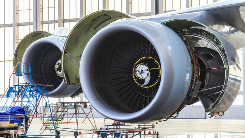TST condena indústria aeronáutica por expor empregados faltosos em quadros públicos