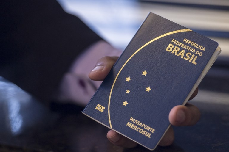 TST mantém retenção de passaporte de empresário que ostenta luxo enquanto deve R$ 41 mil a vigilante