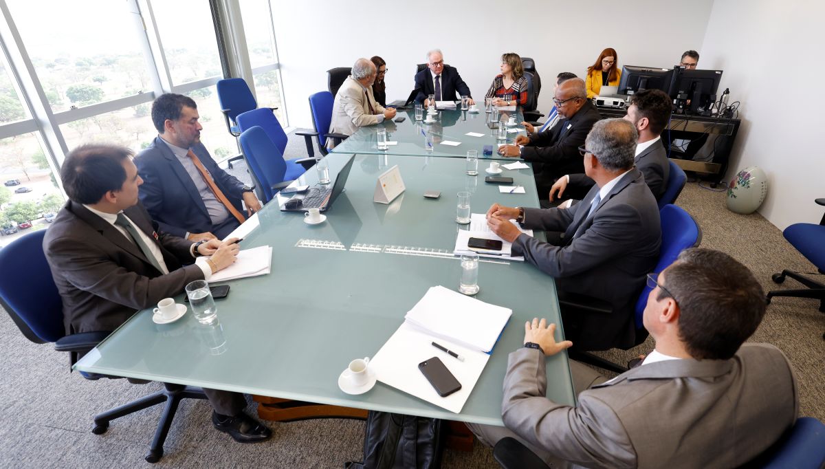 TST medeia acordo e controladores de voo suspendem greve marcada para setembro