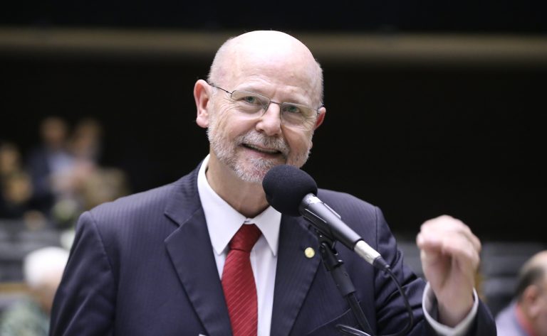 Vice-líder do governo critica uso de tarifaço americano para pressionar anistia aos envolvidos no 8 de janeiro